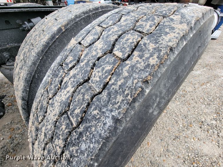 image for item KQ9150 2006 Freightliner Columbia  semi truck