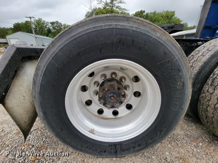 image for item KQ9150 2006 Freightliner Columbia  semi truck