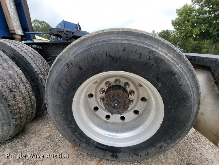 image for item KQ9150 2006 Freightliner Columbia  semi truck