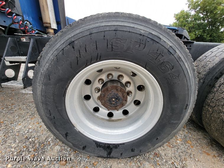 image for item KQ9150 2006 Freightliner Columbia  semi truck