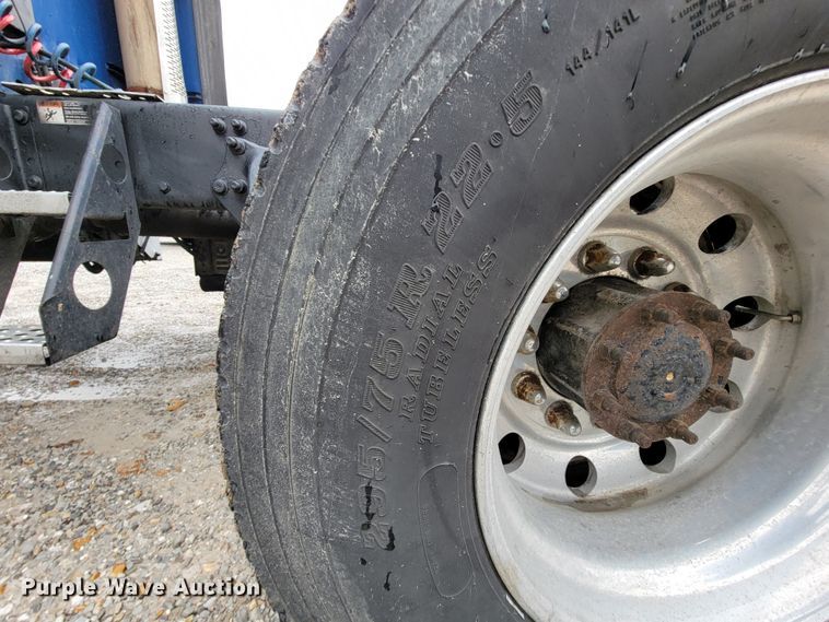 image for item KQ9150 2006 Freightliner Columbia  semi truck