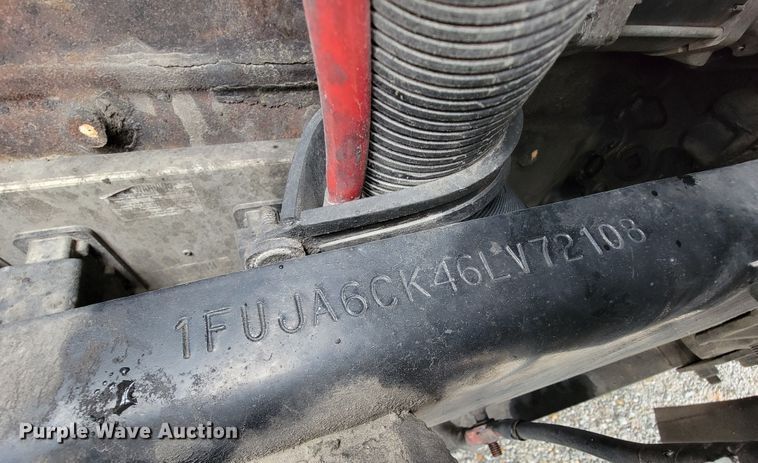 image for item KQ9150 2006 Freightliner Columbia  semi truck