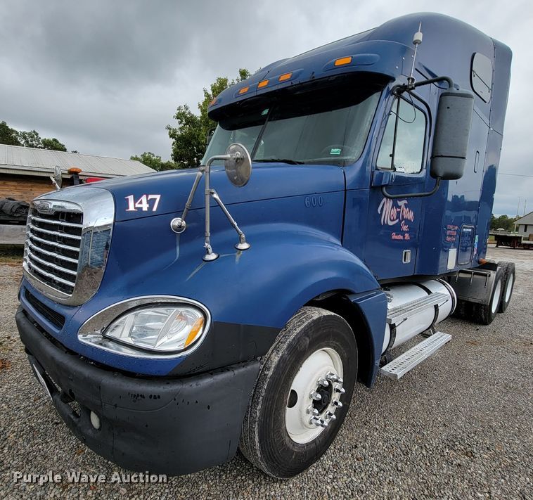 image for item KQ9151 2007 Freightliner Columbia  semi truck