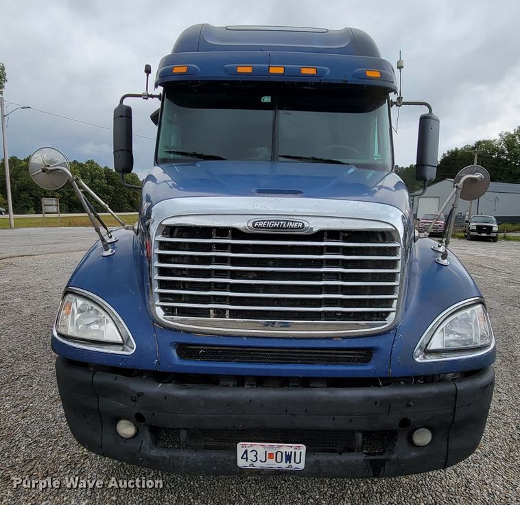 image for item KQ9151 2007 Freightliner Columbia  semi truck