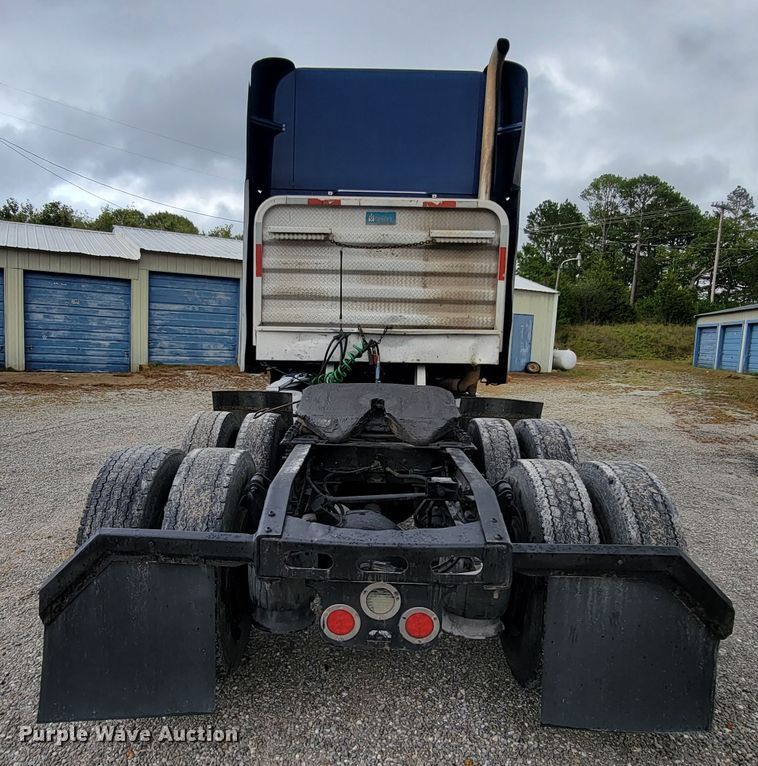 image for item KQ9151 2007 Freightliner Columbia  semi truck