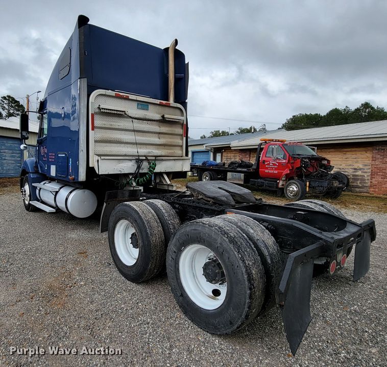 image for item KQ9151 2007 Freightliner Columbia  semi truck