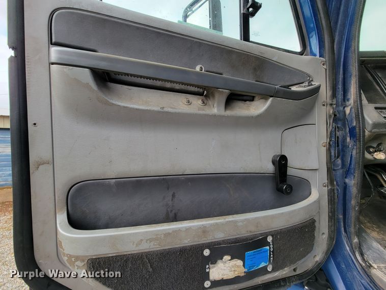 image for item KQ9151 2007 Freightliner Columbia  semi truck