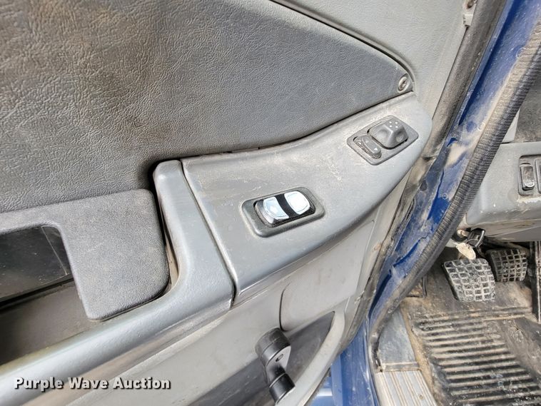 image for item KQ9151 2007 Freightliner Columbia  semi truck