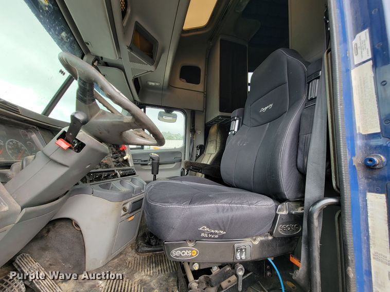 image for item KQ9151 2007 Freightliner Columbia  semi truck