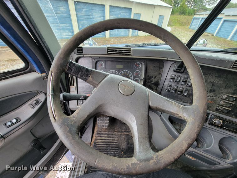 image for item KQ9151 2007 Freightliner Columbia  semi truck