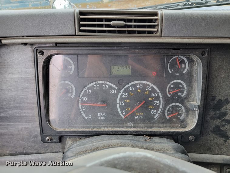 image for item KQ9151 2007 Freightliner Columbia  semi truck