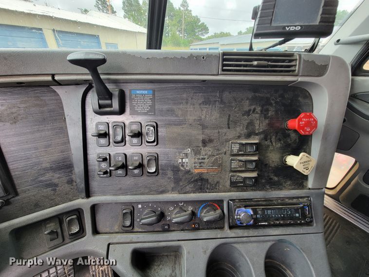 image for item KQ9151 2007 Freightliner Columbia  semi truck