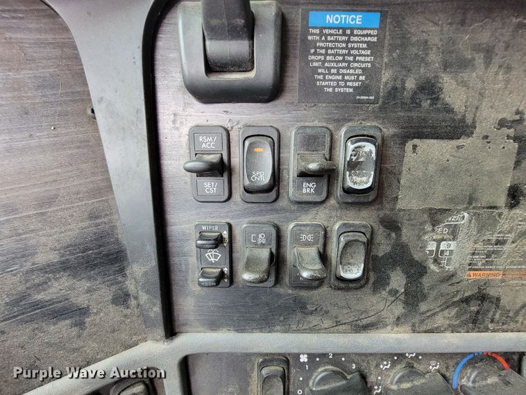 image for item KQ9151 2007 Freightliner Columbia  semi truck