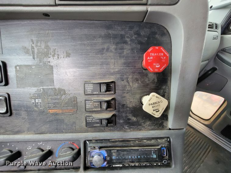 image for item KQ9151 2007 Freightliner Columbia  semi truck