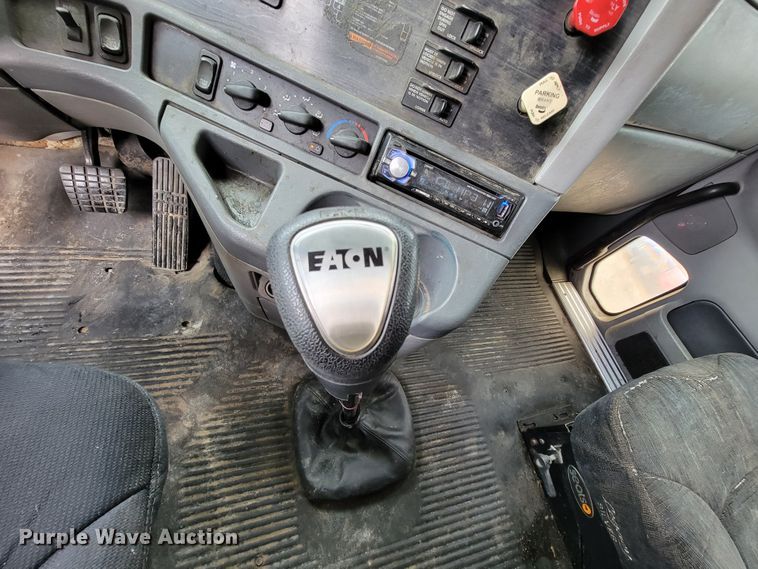 image for item KQ9151 2007 Freightliner Columbia  semi truck