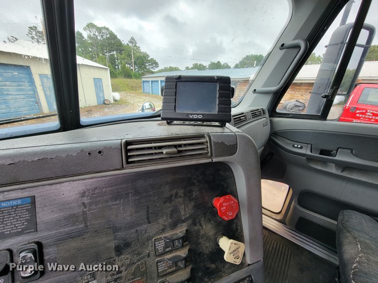 image for item KQ9151 2007 Freightliner Columbia  semi truck