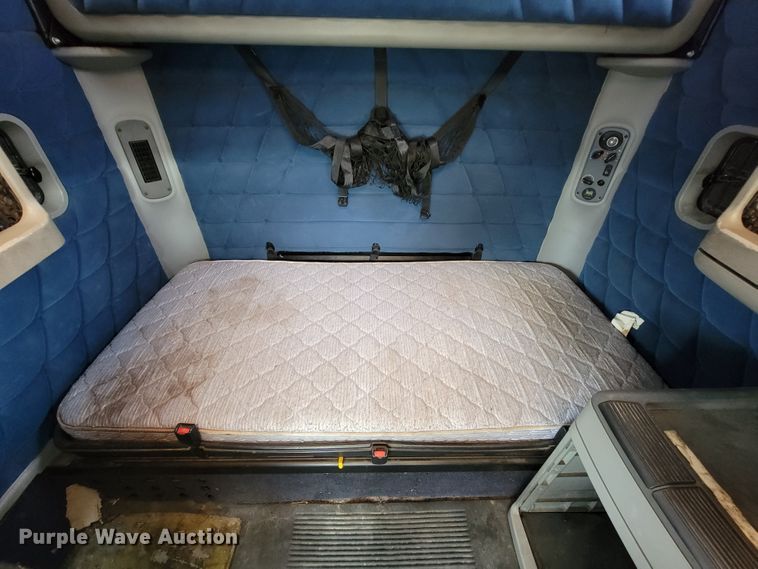 image for item KQ9151 2007 Freightliner Columbia  semi truck