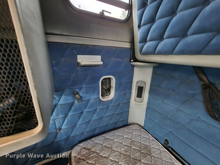 image for item KQ9151 2007 Freightliner Columbia  semi truck