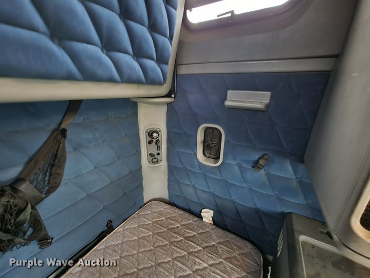 image for item KQ9151 2007 Freightliner Columbia  semi truck