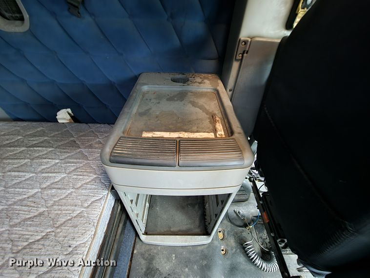 image for item KQ9151 2007 Freightliner Columbia  semi truck