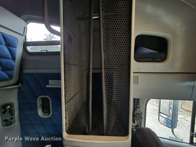 image for item KQ9151 2007 Freightliner Columbia  semi truck