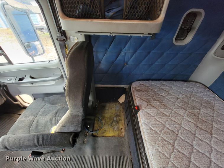 image for item KQ9151 2007 Freightliner Columbia  semi truck