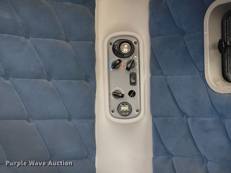 image for item KQ9151 2007 Freightliner Columbia  semi truck