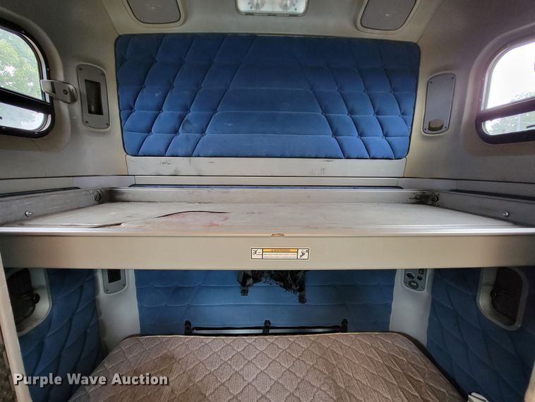 image for item KQ9151 2007 Freightliner Columbia  semi truck