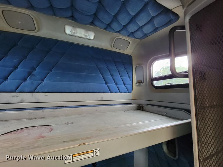 image for item KQ9151 2007 Freightliner Columbia  semi truck