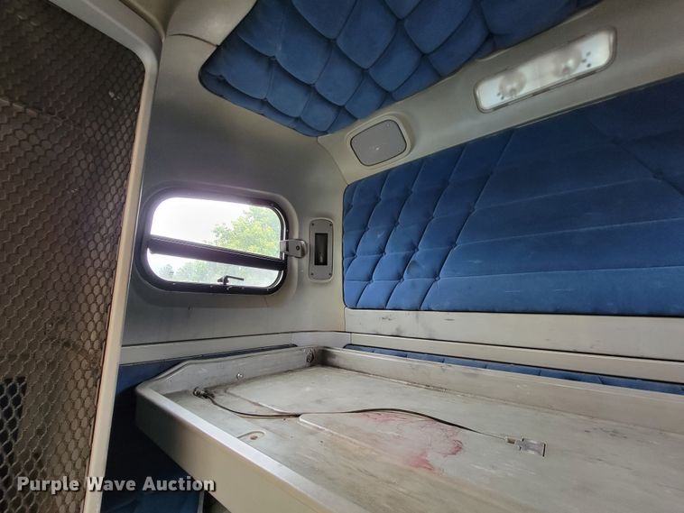 image for item KQ9151 2007 Freightliner Columbia  semi truck