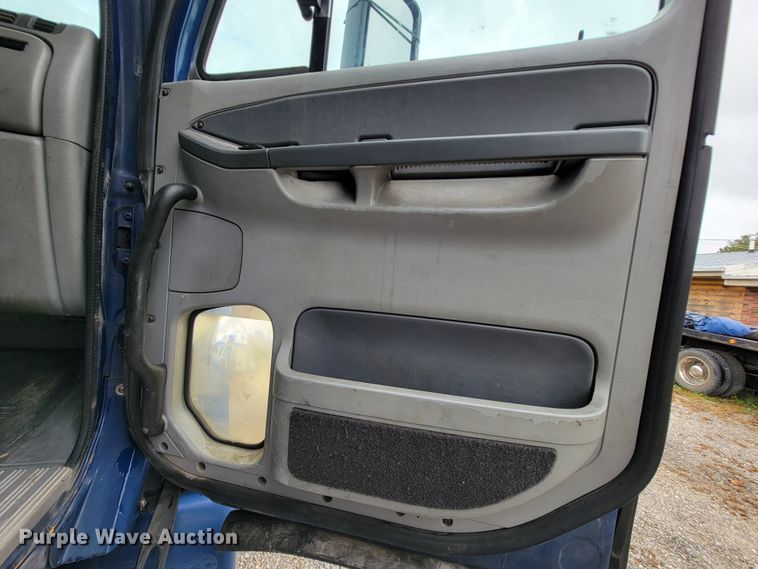 image for item KQ9151 2007 Freightliner Columbia  semi truck