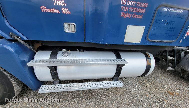 image for item KQ9151 2007 Freightliner Columbia  semi truck