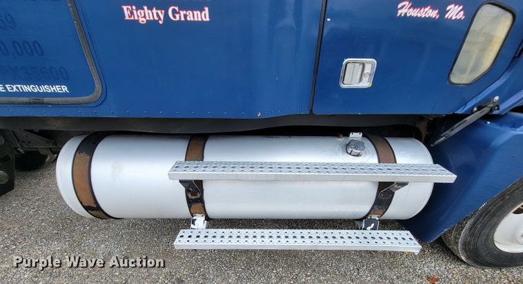 image for item KQ9151 2007 Freightliner Columbia  semi truck