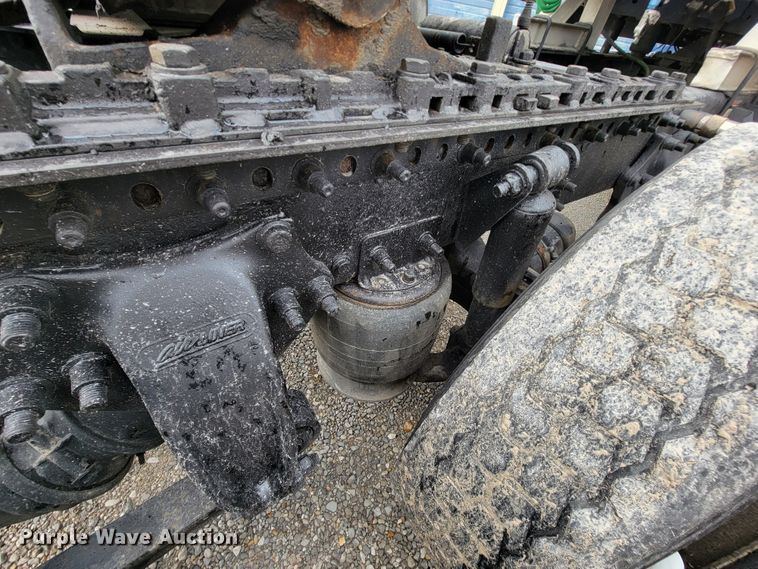 image for item KQ9151 2007 Freightliner Columbia  semi truck