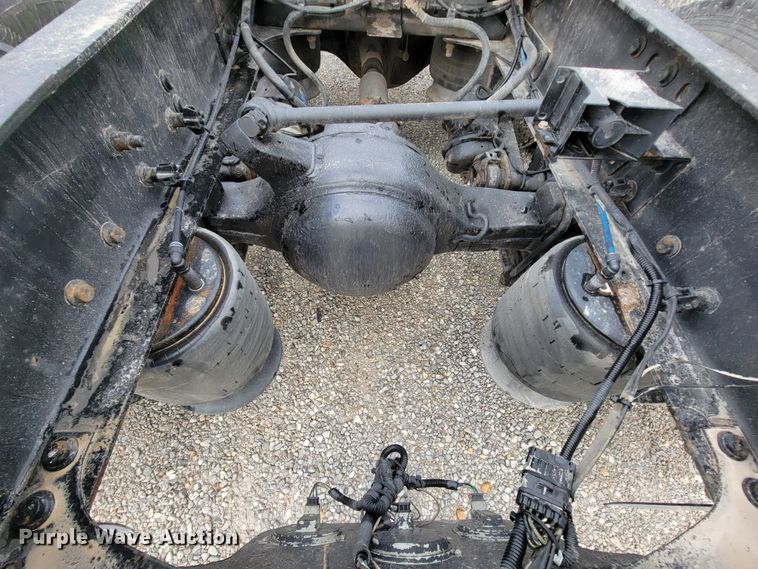 image for item KQ9151 2007 Freightliner Columbia  semi truck