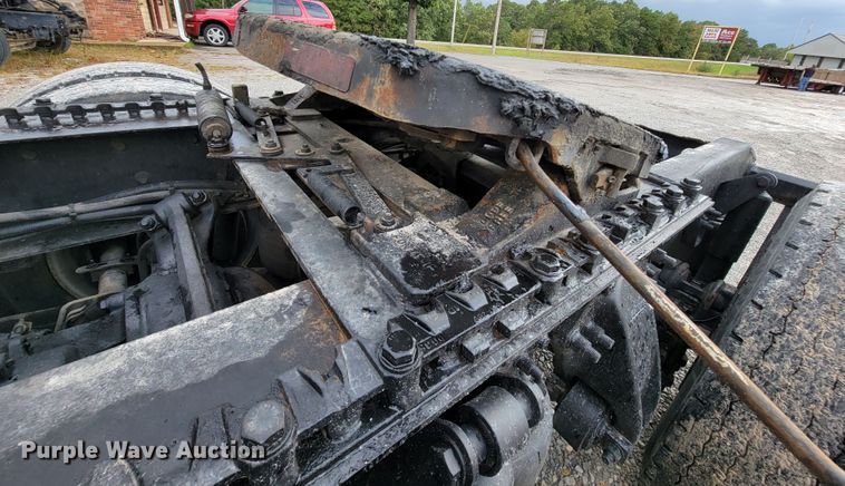 image for item KQ9151 2007 Freightliner Columbia  semi truck