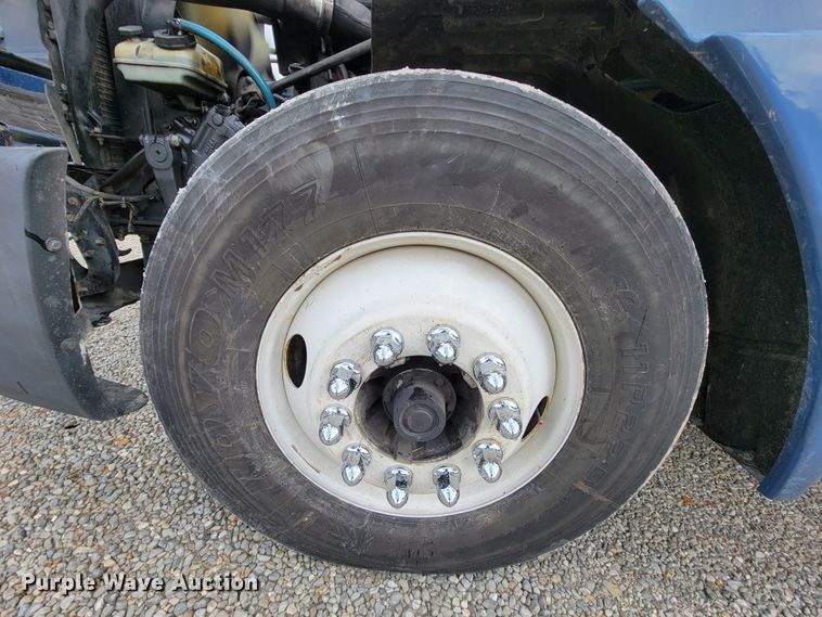 image for item KQ9151 2007 Freightliner Columbia  semi truck