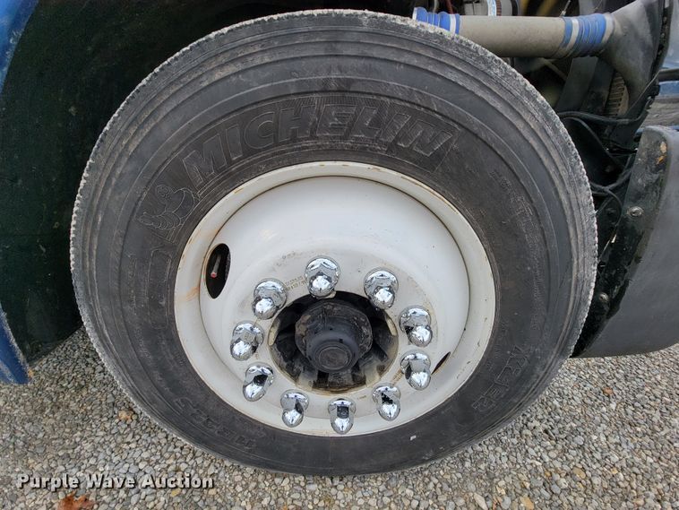 image for item KQ9151 2007 Freightliner Columbia  semi truck