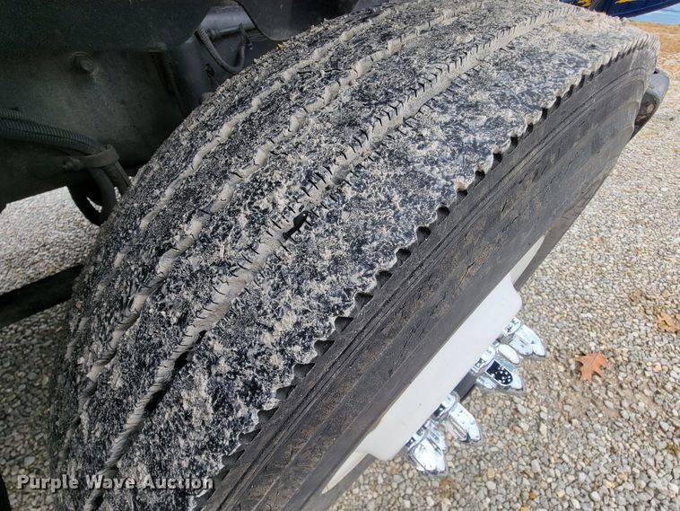 image for item KQ9151 2007 Freightliner Columbia  semi truck