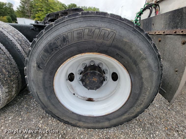 image for item KQ9151 2007 Freightliner Columbia  semi truck