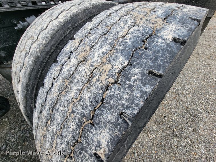 image for item KQ9151 2007 Freightliner Columbia  semi truck