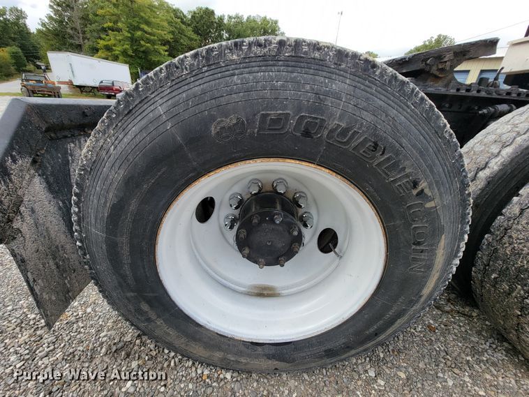 image for item KQ9151 2007 Freightliner Columbia  semi truck