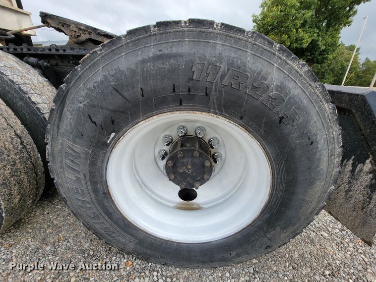 image for item KQ9151 2007 Freightliner Columbia  semi truck