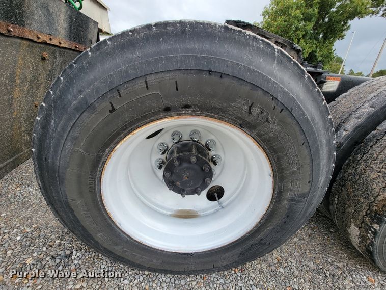 image for item KQ9151 2007 Freightliner Columbia  semi truck