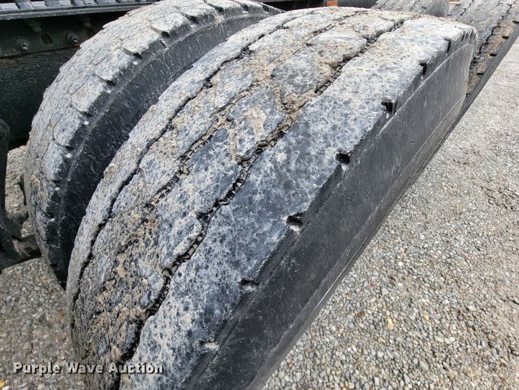 image for item KQ9151 2007 Freightliner Columbia  semi truck