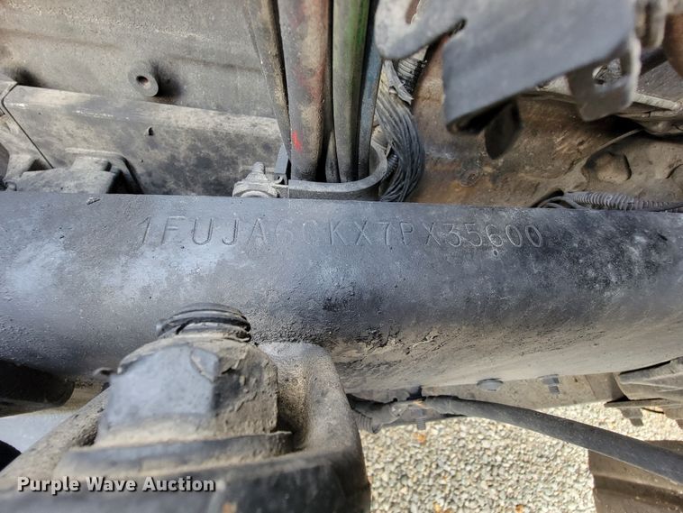 image for item KQ9151 2007 Freightliner Columbia  semi truck