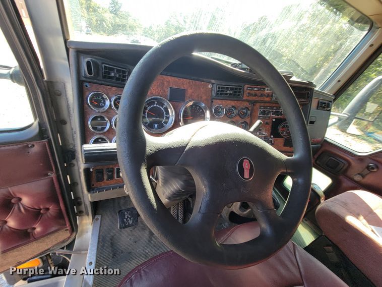 image for item KQ9189 2005 Kenworth T600  semi truck