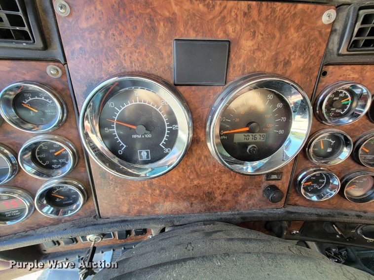 image for item KQ9189 2005 Kenworth T600  semi truck