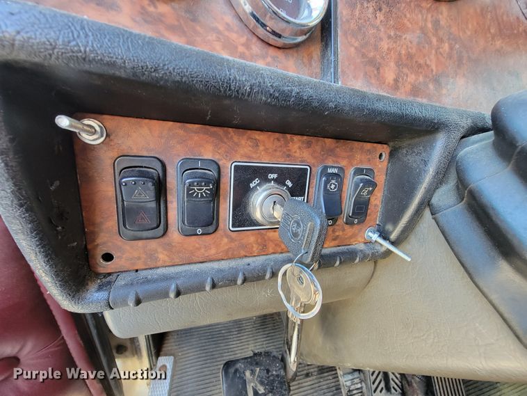 image for item KQ9189 2005 Kenworth T600  semi truck