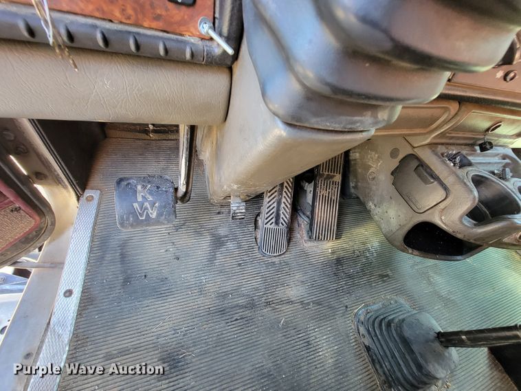 image for item KQ9189 2005 Kenworth T600  semi truck